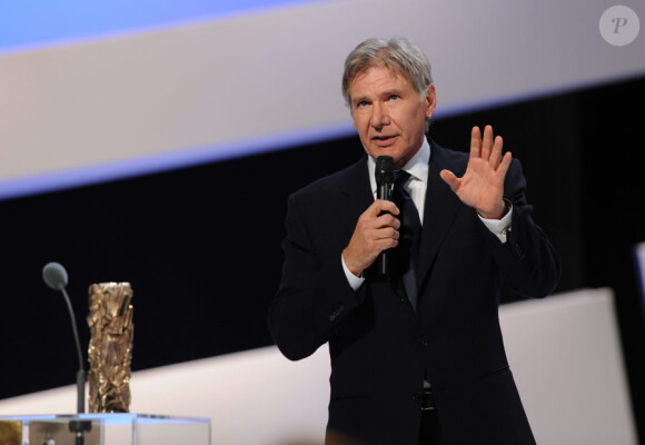 Harrison Ford et son César d'honneur lors de la 35e cérémonie des César le 27 février 2010
