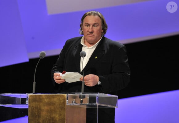 Gérard Depardieu remet le prix de la meilleure actrice lors de la 35e cérémonie des César le 27 février 2010