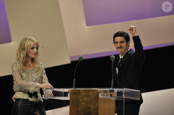 Mélanie Laurent remet le prix du meilleur acteur à Tahar Rahim lors de la 35e cérémonie des César le 27 février 2010
