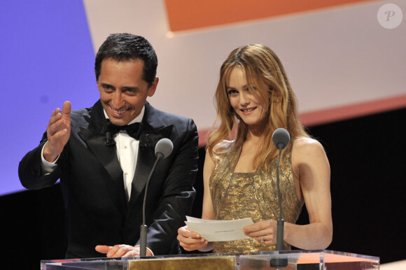 Gad Elmaleh surveille Vanessa Paradis remettant le prix du réalisateur lors de la 35e cérémonie des César le 27 février 2010