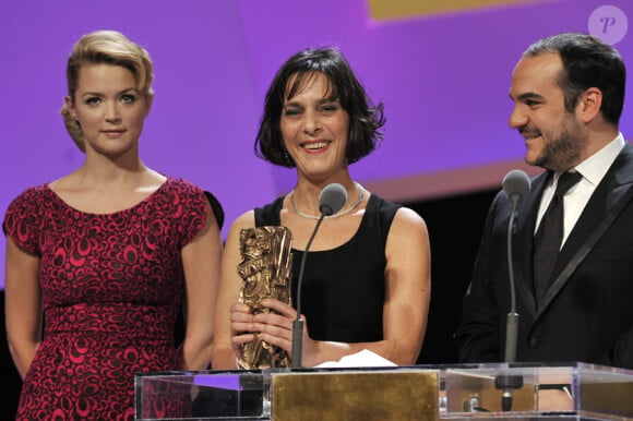 Virginie Efira et François-Xavier Demaison remettent à Juliette Welfling le prix du montage (Un prophète) lors de la 35e cérémonie des César le 27 février 2010