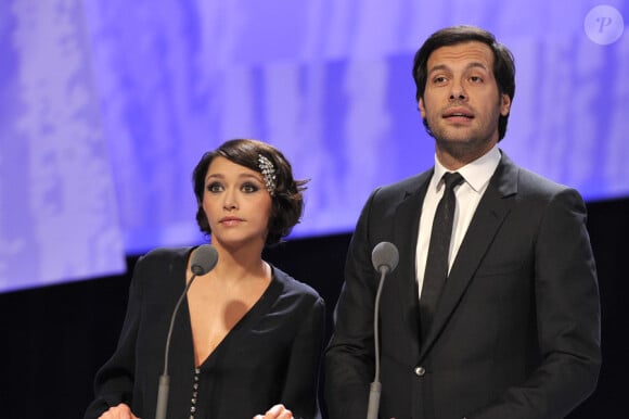 Emma de Caunes et Laurent Lafitte remettent le prix du documentaire lors de la 35e cérémonie des César le 27 février 2010