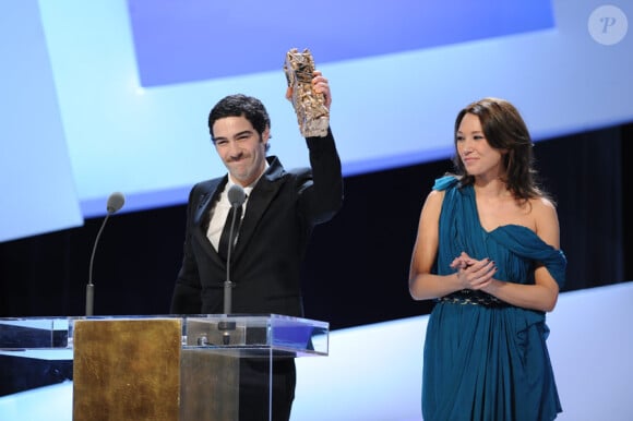 Tahar Rahim reçoit son prix du meilleur espoir des mains de Laura Smet lors de la 35e cérémonie des César le 27 février 2010