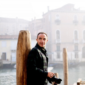 En effet, c'est Isabelle Ithurburu qui s'apprêterait à signer ce contrat mythique.
Exclusif - Nikos Aliagas - Rendez-vous avec Nikos Aliagas à Venise en marge de son exposition de photographies "Regards Vénitiens" au Palazzo Vendramin Grimani de la fondation dell'Albero d'Oro le 2 février 2023. L'exposition "Regards Vénitiens" sera visible du 4 février au 2 avril 2023. © Dominique Jacovides / Bestimage