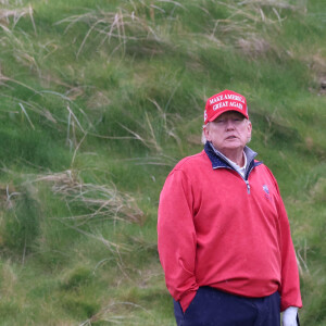 Donald Trump fait une partie de golf sur le green de son premier club de golf en Irlande à Doonbeg. Le 4 mai 2023.