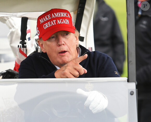 "Enfin, regardez avec Trump. On voit bien ce que cela donne, a-t-il rappelé. Il y a des gens qui ont cru qu'il pouvait faire du bon travail. A quel point c'est insensé ?"
L'ancien président américain Donald Trump joue une partie de golf sur son parcours de Turnberry (Ecosse), le 2 mai 2023.