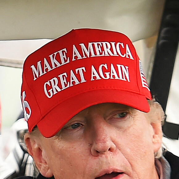 "Enfin, regardez avec Trump. On voit bien ce que cela donne, a-t-il rappelé. Il y a des gens qui ont cru qu'il pouvait faire du bon travail. A quel point c'est insensé ?"
L'ancien président américain Donald Trump joue une partie de golf sur son parcours de Turnberry (Ecosse), le 2 mai 2023.