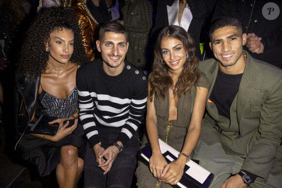 Marco Verratti et sa femme Jessica Aidi, Achraf Hakimi et sa compagne Hiba Abouk - People au défilé de mode Femmes prêt-à-porter printemps-été 2022 "Balmain" à la Seine Musicale à Paris. Le 29 septembre 2021 © Olivier Borde / Bestimage