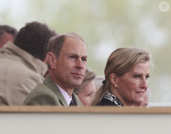 En attendant, elle va pouvoir compter sur son mari le prince Edward pour se remonter le moral.
Le prince Edward, duc d'Edimbourg, et Sophie Rhys-Jones, duchesse d'Edimbourg, assistent au "Royal Windsor Horse Show" au château de Windsor, le 12 mai 2023. 