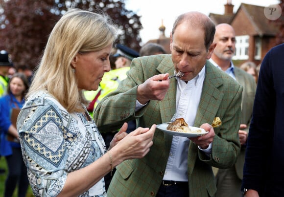 Le Prince Edward, duc d'Edimbourg, et Sophie Rhys-Jones, duchesse d'Edimbourg, participent au "Big Lunch" pour fêter le couronnement du roi d'Angleterre et de la reine consort à Cranleigh (Surrey), le 7 mai 2023. 