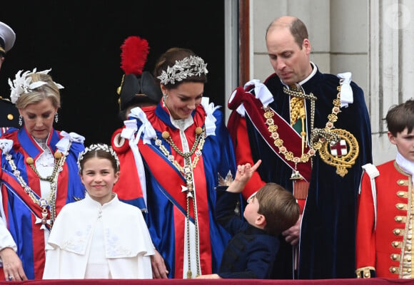 Sophie, duchesse d'Edimbourg, Lady Louise Windsor, James Mountbatten-Windsor, Comte de Wessex, le prince William, prince de Galles, Catherine (Kate) Middleton, princesse de Galles, la princesse Charlotte de Galles, le prince Louis de Galles - La famille royale britannique salue la foule sur le balcon du palais de Buckingham lors de la cérémonie de couronnement du roi d'Angleterre à Londres le 5 mai 2023. 