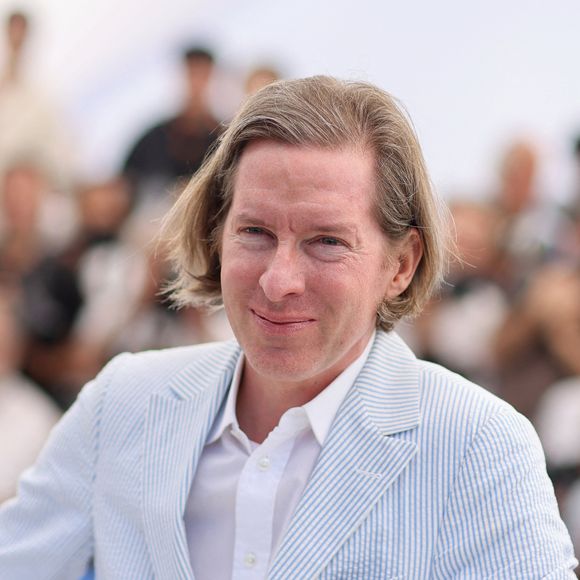 "Mais j'ai lu que Stephen Hawking insistait sur le fait que c'était mathématiquement improbable qu'il n'y ait pas d'autres formes de vies extraterrestres. Et il s'y connait certainement mieux que moi ! Mais en réalité... non. Je n'y crois pas vraiment !"
Wes Anderson - Photocall de "Asteroid City" lors du 76ème Festival International du Film de Cannes le 24 mai 2023. © Jacovides-Moreau/Bestimage