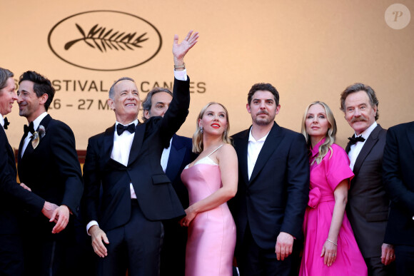 "Vous savez, je ne me reposerais pas vraiment sur ma propre opinion à ce sujet, a-t-il expliqué. Les recherches qui ont été faites, aussi approfondies qu'elles soient, ne sont en rien comparables à la science ou à la recherche universitaire."
Wes Anderson, Adrien Brody, Tom Hanks, Alexandre Desplat, Scarlett Johansson, Damien Bonnard, Hope Davis, Bryan Cranston - Montée des marches du film " Asteroid City " lors du 76ème Festival International du Film de Cannes, au Palais des Festivals à Cannes. Le 23 mai 2023 © Jacovides-Moreau / Bestimage