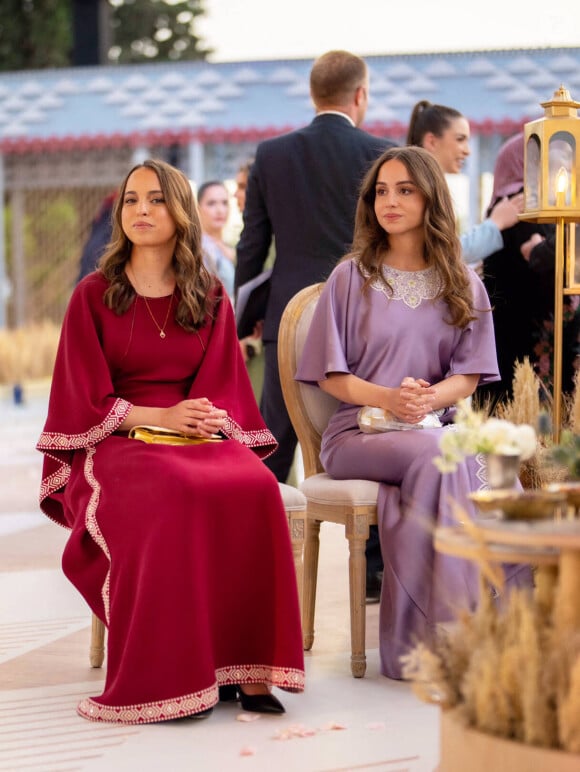 Salma et Iman étaient également présentes et émues.
Dîner de pré-mariage du prince Hussein de Jordanie et de Rajwa al Saif, au palais royal à Amman (Jordanie), le 22 mai 2023. Le mariage du fils aîné du roi Abdallah II et de la reine Rania de Jordanie avec Rajwa al Saif, sera célébré le 1er juin 2023. 