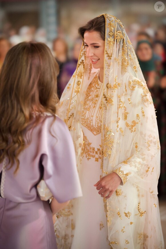 Celle-ci était absolument sublime avec son voile brodé.
Dîner de pré-mariage du prince Hussein de Jordanie et de Rajwa al Saif, au palais royal à Amman (Jordanie), le 22 mai 2023. Le mariage du fils aîné du roi Abdallah II et de la reine Rania de Jordanie avec Rajwa al Saif, sera célébré le 1er juin 2023. 