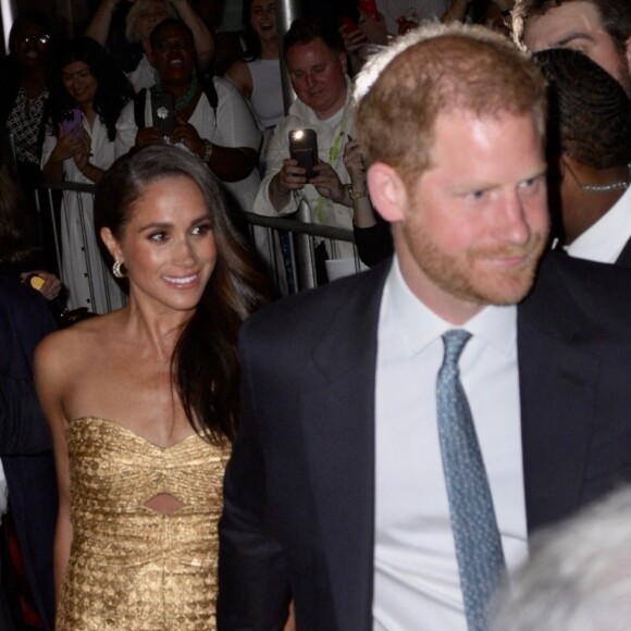 Le prince Harry et Meghan Markle ont été accusés d'avoir enjolivé leur histoire de "course-poursuite" avec les paparazzis.
Le prince Harry, duc de Sussex et Meghan Markle, duchesse de Sussex, et sa mère Doria Ragland, à la sortie de la cérémonie des "Women of Vision Awards" au Ziegfeld Theatre à New York.