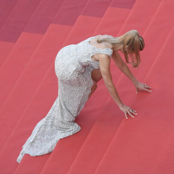 Prise les pieds dans sa robe, l'ancienne Miss France a bien manqué de tomber et s'est rattrapée de justesse sur l'une des marches.
Sylvie Tellier - Montée des marches du film " La passion de Dodin Bouffant " lors du 76ème Festival International du Film de Cannes, au Palais des Festivals à Cannes. Le 24 mai 2023 © Pool Cannes / Bestimage