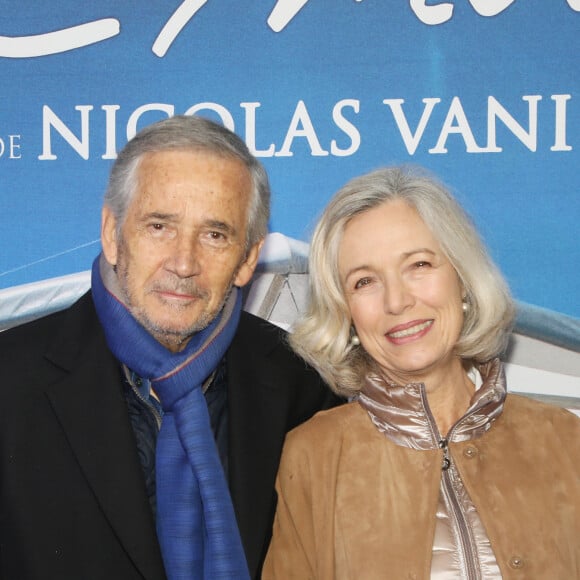 Cette comédienne partage la vie d'Alain Doutey depuis de longues années
Alain Doutey et sa femme Arielle Sémenoff (les parents de M. Doutey) à l'avant-première du film "Donne-moi des Ailes" au cinéma UGC Normandie à Paris, le 6 octobre 2019. © Denis Guignebourg/Bestimage