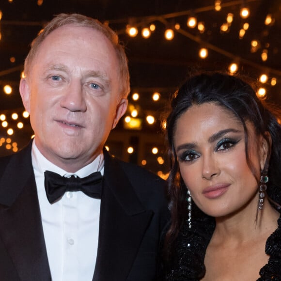 Déjà marié deux fois par le passé, le patron de Kering qui fête son 61e anniversaire ce dimanche 28 mai file le parfait amour avec l'actrice
François-Henri Pinault et sa femme Salma Hayek - Soirée "Kering Women in Motion Award" lors du 76ème Festival International du Film de Cannes. Le 21 mai 2023 © Olivier Borde / Bestimage 