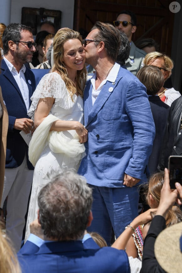 Bernard Montiel - Mariage de Laura Smet et Raphaël Lancrey-Javal à l'église Notre-Dame des Flots au Cap-Ferret le jour de l'anniversaire de son père Johnny Hallyday le 15 juin 2019.