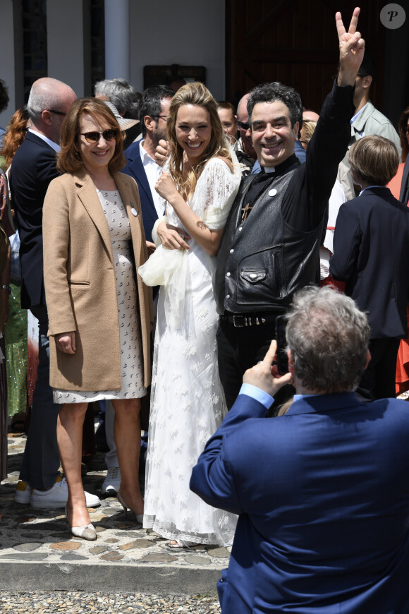 Nathalie Baye - Mariage de Laura Smet et Raphaël Lancrey-Javal à l'église Notre-Dame des Flots au Cap-Ferret le jour de l'anniversaire de son père Johnny Hallyday le 15 juin 2019.