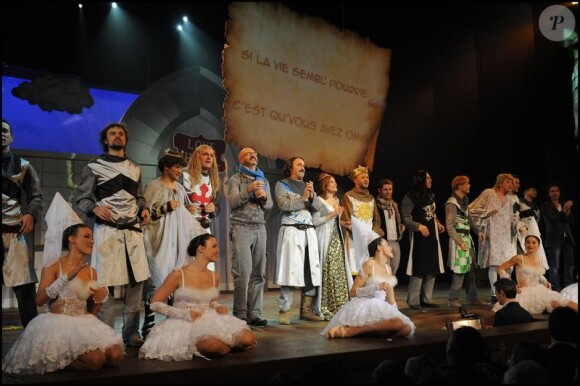 Pierre-François Martin-Laval et sa troupe de comédiens dans sa pièce Spamalot
