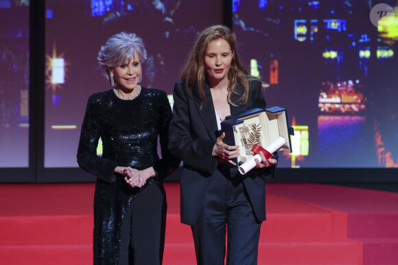 Elle avait pourtant emporté son prix mais pas la Palme
Jane Fonda, Justine Triet (Palme d'Or pour le film "Anatomie d'une chute") - Cérémonie de clôture du 76ème Festival International du Film de Cannes, au Palais des Festivals à Cannes. Le 27 mai 2023 © Borde-Jacovides-Moreau / Bestimage 