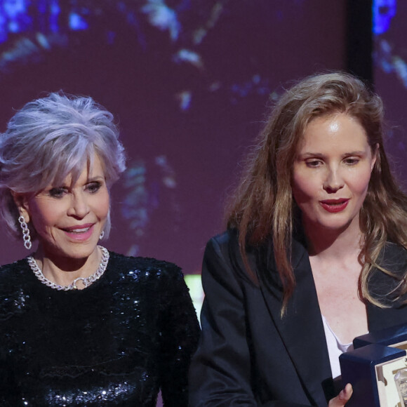 Elle avait pourtant emporté son prix mais pas la Palme
Jane Fonda, Justine Triet (Palme d'Or pour le film "Anatomie d'une chute") - Cérémonie de clôture du 76ème Festival International du Film de Cannes, au Palais des Festivals à Cannes. Le 27 mai 2023 © Borde-Jacovides-Moreau / Bestimage 