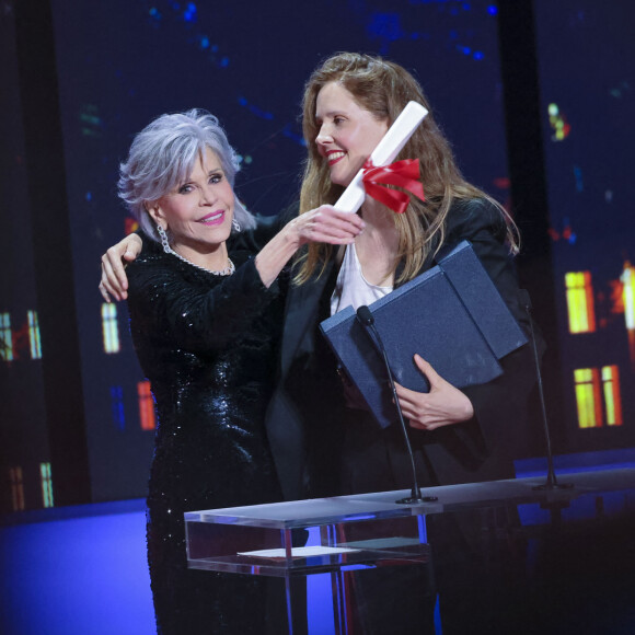 Jane Fonda, Justine Triet (Palme d'Or pour " Anatomie d'une chute ") - Cérémonie de clôture du 76ème Festival International du Film de Cannes, au Palais des Festivals à Cannes. Le 27 mai 2023 © Borde-Jacovides-Moreau / Bestimage 