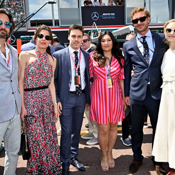 L'occasion pour de passer une belle journée en famille.
Charlotte Casiraghi et son mari Dimitri Rassam, Louis Ducruet et sa femme Marie, Pierre Casiraghi et sa femme Beatrice Borromeo - La famille princière de Monaco lors du 80ème Grand Prix de Monaco de Formule 1 à Monaco le 28 mai 2023. © Bruno Bebert/Bestimage 