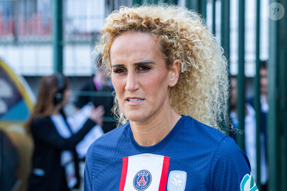 "Cette page, qui a été la plus douloureuse de toute ma carrière, se tourne aujourd'hui", a-t-elle écrit dimanche 28 mai sur Instagram
 
Info - Kheira Hamraoui annonce son départ du PSG et règle ses comptes avec le club parisien - Kheira Hamraoui (PSG) - Football - Finale de la coupe de France féminine entre le PSG (Paris saint-Germain) Vs OL (Olympique Lyonnais) 1-2 à Orléans le 13 mai 2023. © Baptiste Autissier / Bestimage