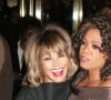 Des problèmes de santé graves sur lesquels elle avait levé le voile à l'occasion de la sortie d'un documentaire sur sa vie sur HBO
La chanteuse Tina Turner avec Oprah Winfrey