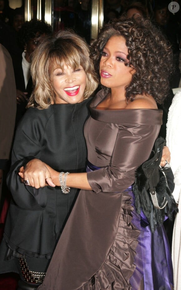 Des problèmes de santé graves sur lesquels elle avait levé le voile à l'occasion de la sortie d'un documentaire sur sa vie sur HBO
La chanteuse Tina Turner avec Oprah Winfrey