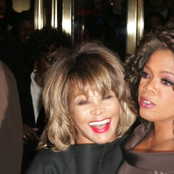 Des problèmes de santé graves sur lesquels elle avait levé le voile à l'occasion de la sortie d'un documentaire sur sa vie sur HBO

La chanteuse Tina Turner avec Oprah Winfrey