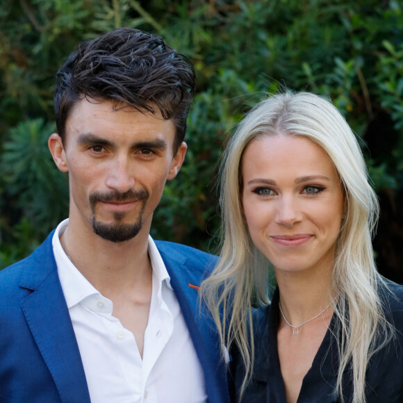 Marion Rousse et Julian Alaphilippe en amoureux avec leur petit Nino
Exclusif - les coureurs cyclistes Julian Alaphilippe et sa compagne Marion Rousse - Arrivées de l'émission "Vivement Dimanche" au Studio Gabriel à Paris, France. © Christophe Clovis / Bestimage No web, no Blog pour la Belgique et la Suisse