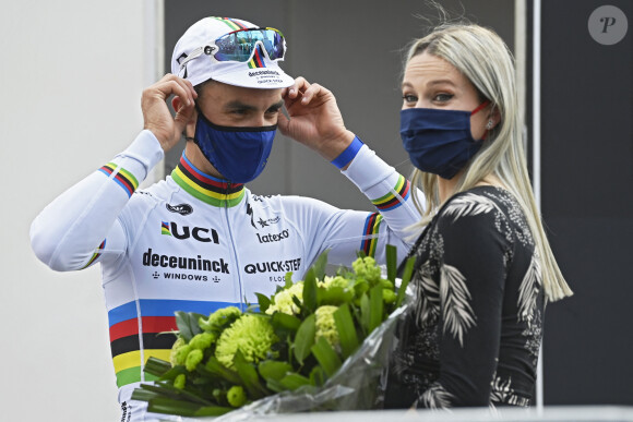 Le cycliste français Julian Alaphilippe et Marion Rousse - Flèche Wallonne à Huy en Belgique, le 21 avril 2021, après ses précédentes victoires en 2018 et 2019. Il a devancé Primoz Roglic (Jumbo-Visma) et Alejandro Valverde (Movistar). © Photo News / Panoramic / Bestimage