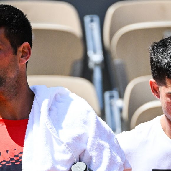 Novak Djokovic et Carlos Alcaraz lors d'une séance d'entraînement aux Internationaux de France de Tennis de Roland Garros 2023 à Paris, France, le 26 mai 2023. © Matthieu Mirville/Zuma Press/Bestimage