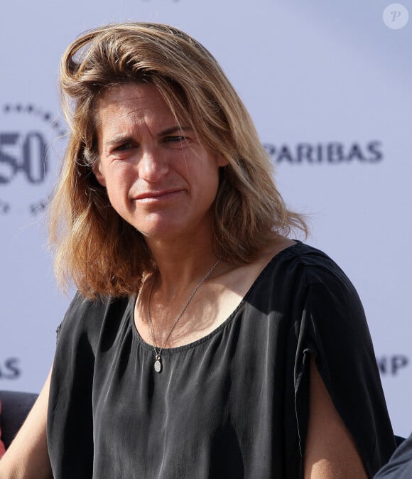 Interrogé sur une possible sanction, la directrice de Roland-Garros, Amélie Mauresmo, n'a pas encore tranché : ""On va voir. (...) Pas de précipitation. On va poser les choses."
Amélie Mauresmo - BNP Paribas célèbre 50 ans de fidélité lors des internationaux de France de Tennis de Roland Garros 2023 à Paris le 28 mai 2023.