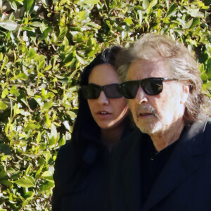 Déjà papa de trois enfants, l'acteur attendrait son premier enfant avec sa compagne Noor Alfallah de 54 ans sa cadette 
Exclusif - Al Pacino et sa compagne Noor Alfallah se promènent à Los Angeles, le 11 avril 2023.  