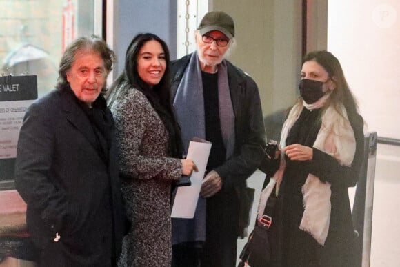 Exclusif - Al Pacino et sa compagne Noor Alfallah ont dîné avec Harold Becker au restaurant E Baldi à Los Angeles, le 8 avril 2023. Ils regardaient des photos des rôles phares d'Al Pacino dont une extraite de "Scarface" dont le cliché était à ses pieds. 