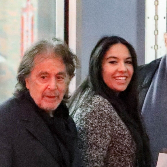 Exclusif - Al Pacino et sa compagne Noor Alfallah ont dîné avec Harold Becker au restaurant E Baldi à Los Angeles, le 8 avril 2023. Ils regardaient des photos des rôles phares d'Al Pacino dont une extraite de "Scarface" dont le cliché était à ses pieds. 