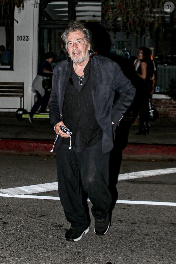 Exclusif - Al Pacino a dîné au restaurant "Felix" avec Noor Alfallah (ex compagne de M. Jagger) à Venice le 10 avril 2022. On aperçoit Vito Schnabel fumer une cigarette à la sortie du restaurant. 