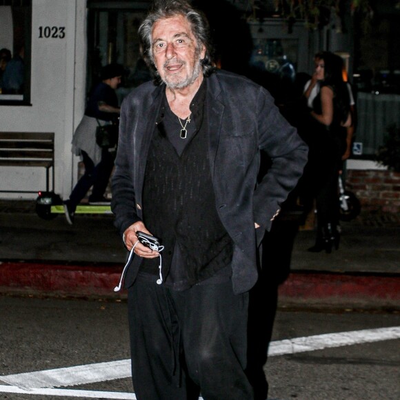 Exclusif - Al Pacino a dîné au restaurant "Felix" avec Noor Alfallah (ex compagne de M. Jagger) à Venice le 10 avril 2022. On aperçoit Vito Schnabel fumer une cigarette à la sortie du restaurant. 