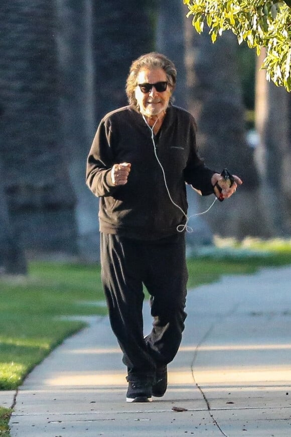 Exclusif - Al Pacino danse dans la rue à Beverly Hills le 10 février 2022. 