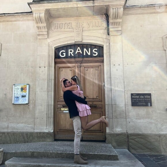 Alicia et Bruno de "Mariés au premier regard" devant la mairie de Grans