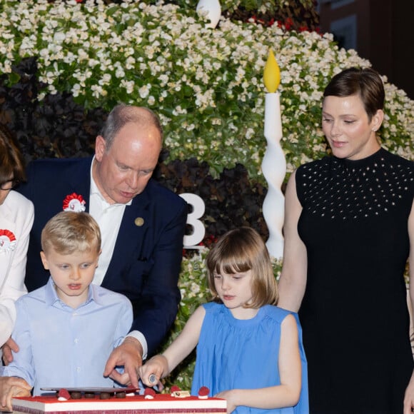 La princesse Stéphanie de Monaco, le prince Albert II, la princesse Charlene, Le prince Jacques de Monaco, marquis des Baux, La princesse Gabriella de Monaco, comtesse de Carladès - La famille princière de Monaco partage le gâteau d'anniversaire dans le cadre des commémorations du centenaire du prince Rainier III le 31 mai 2023.© Olivier Huitel/Pool Monaco/Bestimage