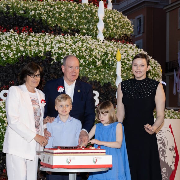 La princesse Stéphanie de Monaco, le prince Albert II, la princesse Charlene, Le prince Jacques de Monaco, marquis des Baux, La princesse Gabriella de Monaco, comtesse de Carladès - La famille princière de Monaco partage le gâteau d'anniversaire dans le cadre des commémorations du centenaire du prince Rainier III le 31 mai 2023.© Olivier Huitel/Pool Monaco/Bestimage