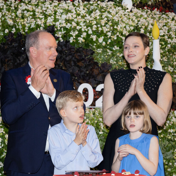 Le prince Albert II de Monaco, la princesse Charlene, Le prince Jacques de Monaco, marquis des Baux, La princesse Gabriella de Monaco, comtesse de Carladès - La famille princière de Monaco partage le gâteau d'anniversaire dans le cadre des commémorations du centenaire du prince Rainier III le 31 mai 2023 © Olivier Huitel/Pool Monaco/Bestimage