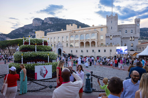 La famille princière de Monaco partage le gâteau d'anniversaire dans le cadre des commémorations du centenaire du prince Rainier III le 31 mai 2023. © Olivier Huitel/Pool Monaco/Bestimage