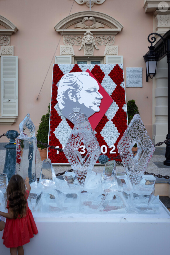 La famille princière de Monaco partage le gâteau d'anniversaire dans le cadre des commémorations du centenaire du prince Rainier III le 31 mai 2023. © Olivier Huitel/Pool Monaco/Bestimage